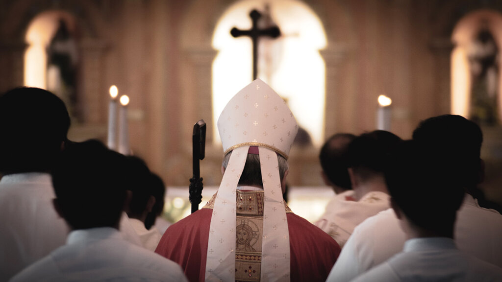 Institution und Täter zu schützen war lange die Maxime der katholischen Kirche im Umgang mit sexuellem Missbrauch.Den Opfern wendete man den Rücken zu. Darunter leiden sie bis heute. Foto: Jomarc Cala/Unsplash