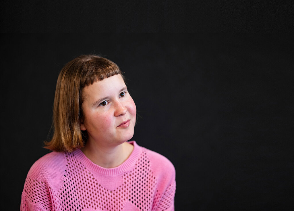Zwei Romane hat Caroline Wahl in zwei Jahren geschrieben, jetzt sitzt sie schon über dem dritten: „Schreiben kann ich richtig gut.“ Foto: Ludwig Thalheimer