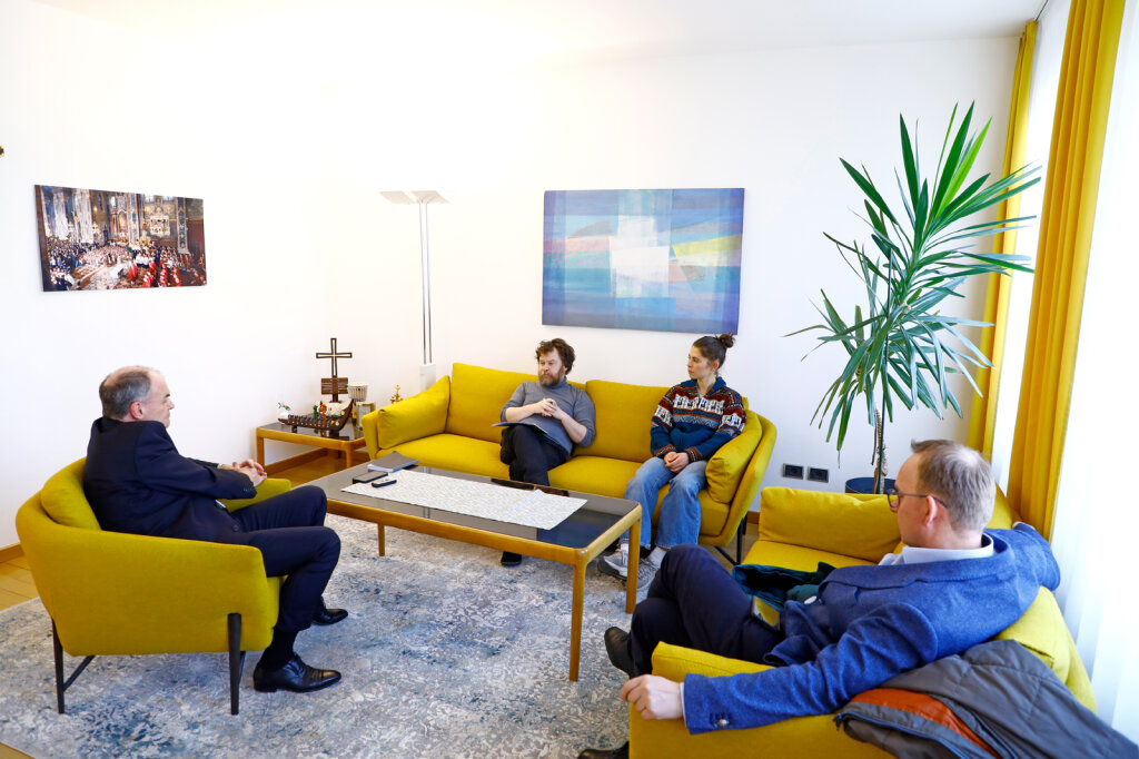Für die Titelgeschichte über den Missbrauch in der Südtiroler Kirche hat Andrej Werth (auf dem Sofa mit ff-Hospitantin Marie Rachel Pichler) auch Bischof Ivo Muser (links) interviewt. Dabei war auch Thomas Ohnewein (rechts), Leiter des Amtes für Medien und Kommunikation. Foto: Alexander Alber