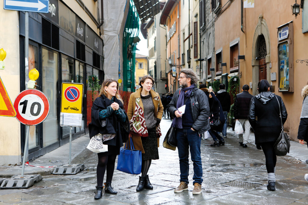 Stoff-Gespräche (rechts): Georg Mair mit Tessa und Arianna Moroder in Prato: „Wir beuten lieber uns selber aus als andere.“ Foto: Alexander Alber