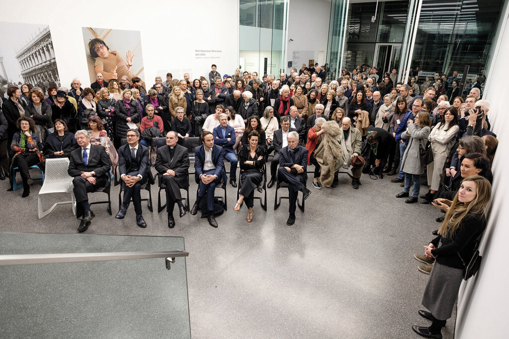 Würdenträger in der ersten Reihe, von links: Bozens Bürgermeister Renzo Caramaschi, Landeshauptmann Arno Kompatscher, Bischof Ivo Muser, Landesrat Philipp Achammer, Museion-Direktorin Letizia Ragaglia, Ausstellungskurator Veit Loers. Foto: Ludwig Thalheimer