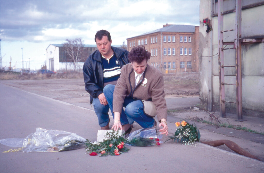 Ebenfalls ins Visier geraten: Fans legen am Ort, wo Karlheinz Gross gefunden wurde, Blumen nieder (Magdeburg, 8. März 1998). Foto: Mic/ff-Archiv
