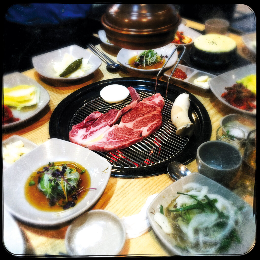 Olympia steht auch im Zeichen der koreanischen Küche: Koreaner lieben frisch zubereitetes Fleisch am Tischgrill, dazu werden Beilagen gereicht. Foto: Katharina von Tschurtschenthaler