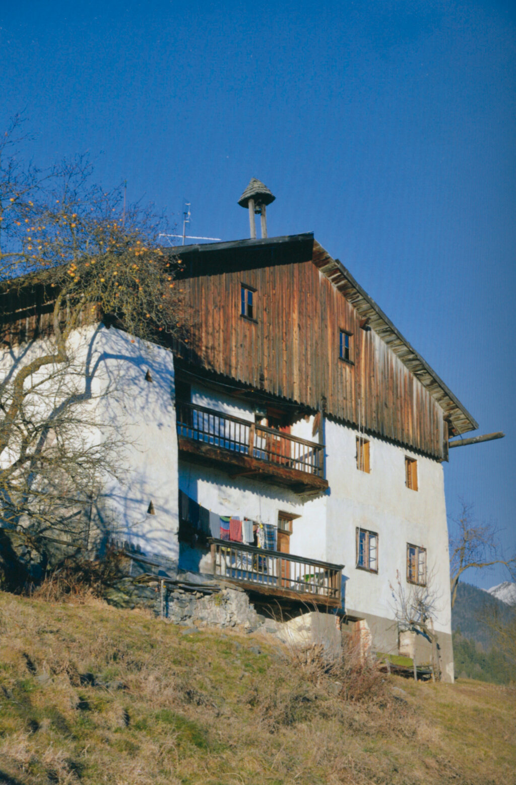 „Südtiroler Bauernhöfe“, Universitätsverlag Wagner, 37,30 Euro. (Foto: ein Hof in Terenten) Foto: Klaus Markovits