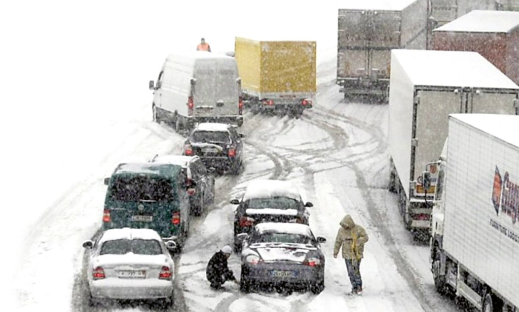 Kreuz und quer: Eine Szene von der Brennerautobahn, Samstag, 2. Februar. Foto: Freiwillige Feuerwehr/viaggiare