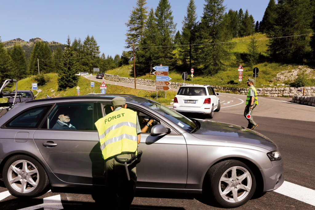 „In Südtirol fehlt ein Gesamtkonzept“: Zeitweilige Passsperre an der Abzweigung Sellajoch/Grödner Joch. Foto: Alexander Alber