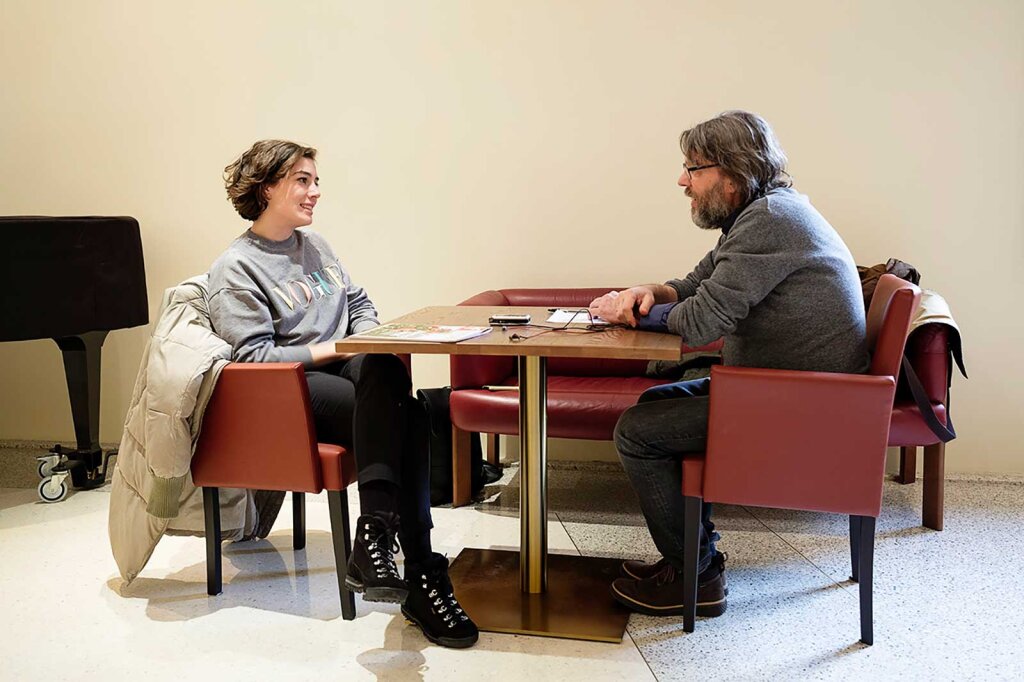 „Dingen, die mich wütend machen, Raum geben“ – Theaterautorin Anna Gschnitzer (links) hat mit Georg Mair übers Schreiben gesprochen. Und über ihr neues Theaterstück „Fanes“. Foto: Ludwig Thalheimer