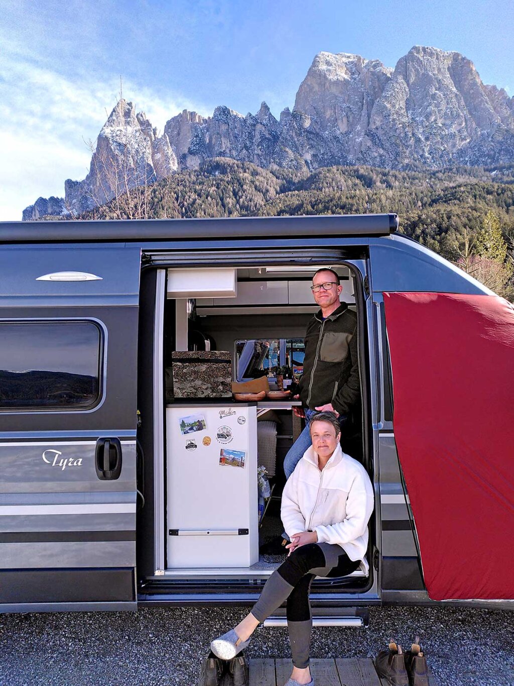 „Wollten mal was Neues machen“ – und kommen seither vom Campen nicht mehr weg: Fredrik und Anna überlegen, fix in ihren ausgebauten Kastenwagen zu ziehen. Foto: avg