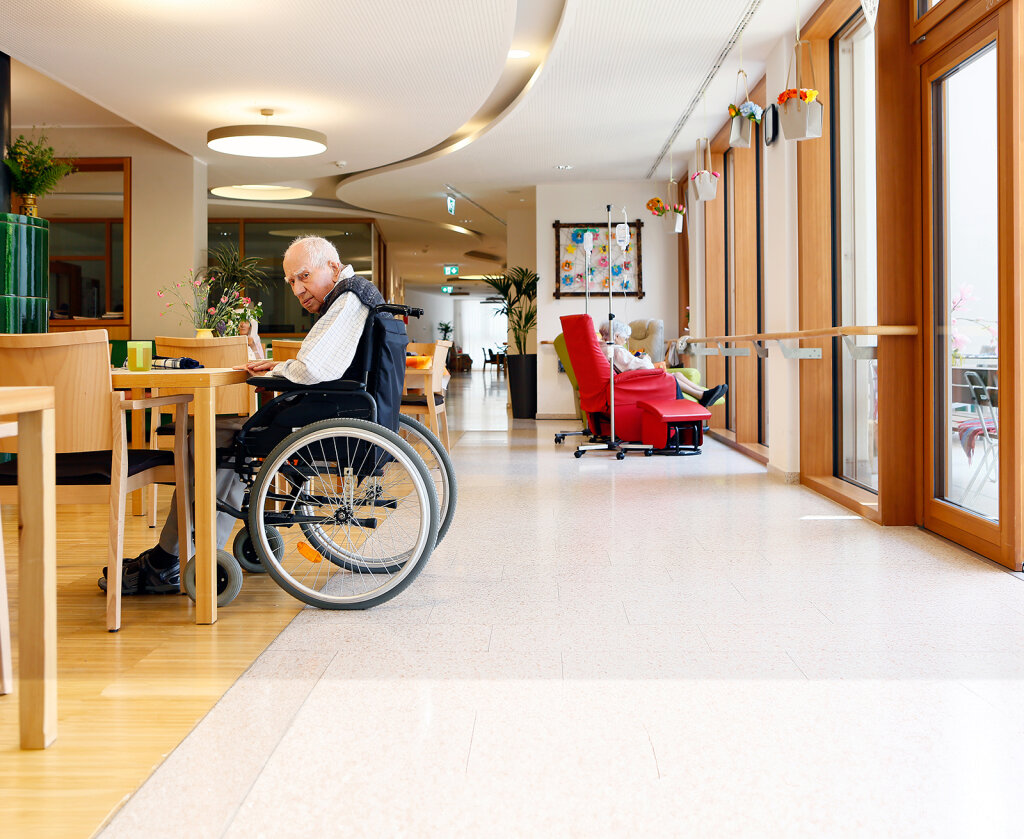 Gut betreut und in Würde alt werden: Das wünschen sich die meisten Menschen. Aber die Situation in den Seniorenheimen spitzt sich zu, der Bedarf an Plätzen steigt. Foto: Alexander Alber