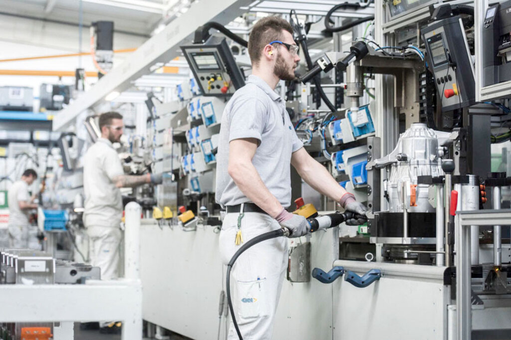 In der Produktionshalle eines GKN-Betriebes in Bruneck: den Fokus auf die E-Mobilität gelegt. Foto: Archiv