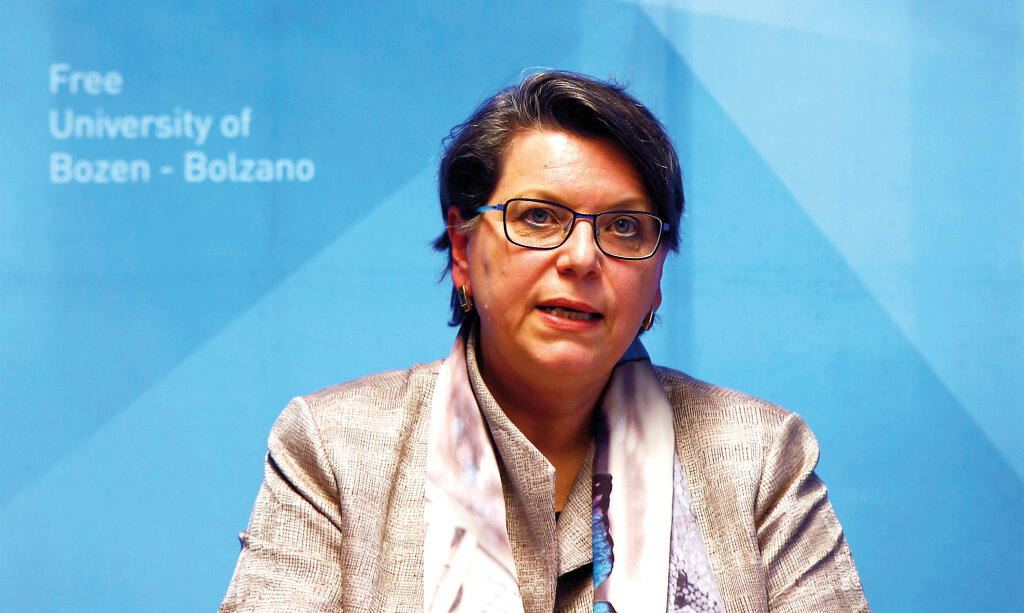 Ulrike Tappeiner, Jahrgang 1959, stammt aus Montan, lehrt und forscht an der Uni Innsbruck und an der Eurac: „Man muss Karriere wirklich planen.“ Foto: Alexander Alber