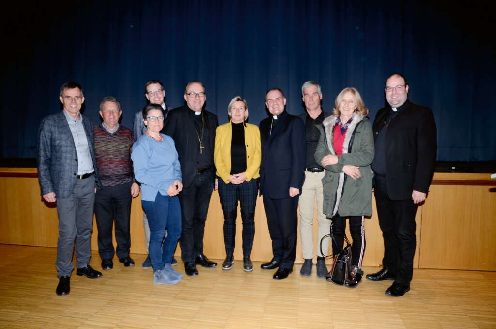 Von links: Richard Theiner, Adalbert Linser, Lydia Dietl, Michael Schallner, Bischof Hermann Glettler, Sonja Platzer, Bischof Ivo Muser, Helmut Fischer, Traudi Schwemm und Pfarrer Michael Horrer. Foto: Weltladen Latsch