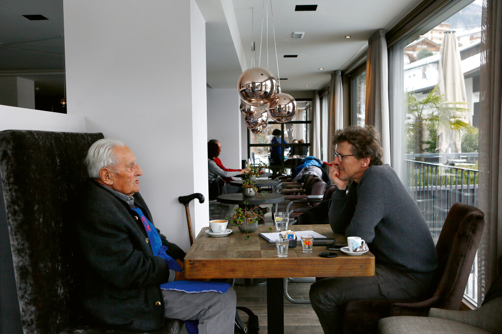 In Meran erzählt der Kriegszeitzeuge Sepp Innerhofer Markus Larcher von dem Mann Albert Speer, der half, den Krieg zu verlängern. Foto: Alexander Alber
