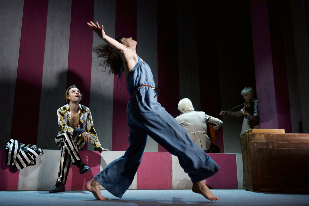Julie (Hanna Binder) und Liliom (Tim Breyvogel, links) wollen ins Leben tanzen, die „Strottern“ spielen das Lied vom Untergang. Foto: Alexi Pelekanos