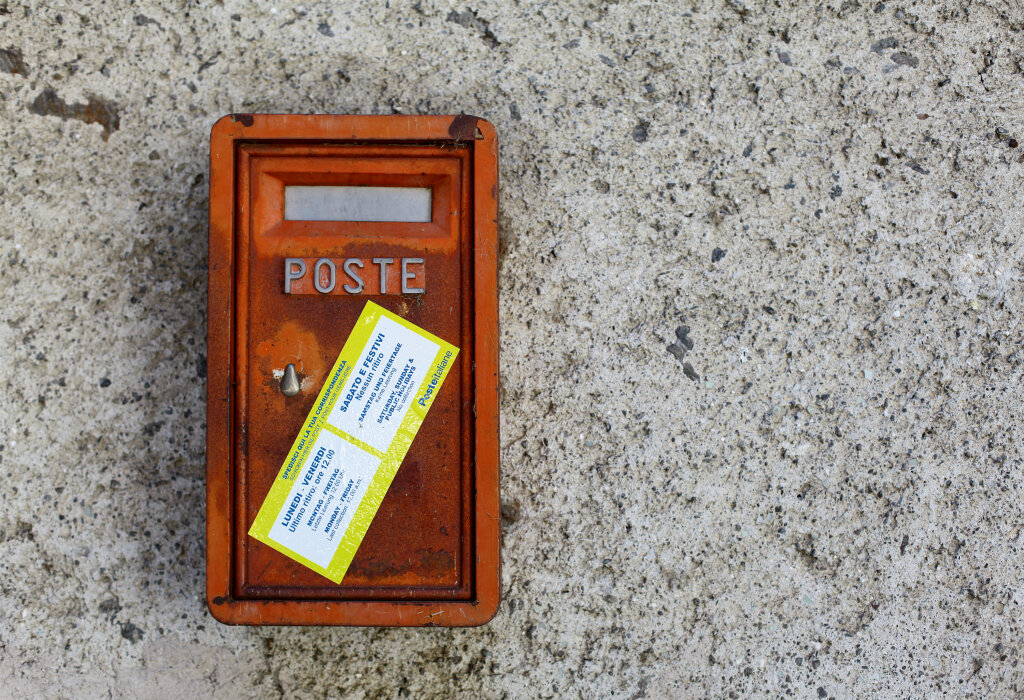 Kasten der Poste Italiane SPA: Die Post plant drastische Einschnitte in Südtirol, sie will Personal einsparen, mehr Gewinn erzielen – und weniger häufig Post austragen. Foto: Alexander Alber