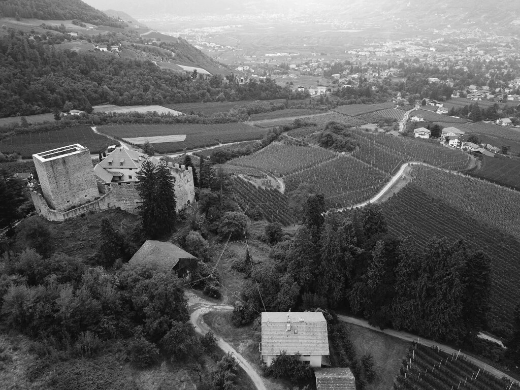 Gut abgeschirmt auf Genesungsurlaub oberhalb der Kurstadt: Schloss Goyen bei Schenna mit der Pächterfamilie Innerhofer am Goyenerhof, im Hintergrund Schloss Labers. Foto: Archiv
