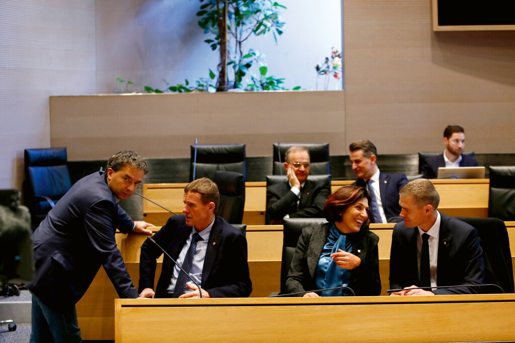Kann das Team Köllensperger noch stärker werden oder wird es verglühen wie die Freiheitlichen? Paul Köllensperger, Josef Unterholzner, Maria Rieder, Peter Faistnauer (vorne von links), hinten die beiden Ploners, Alex (rechts) und Franz. Foto: Alexander Alber
