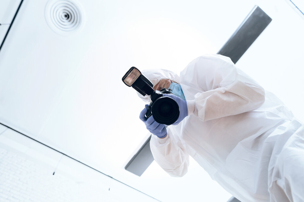 Bis ins letzte Detail untersuchen die Mitarbeiter der RIS in ihren Laboren die Spuren, die an einem Tatort gefunden wurden. Foto: Freepik