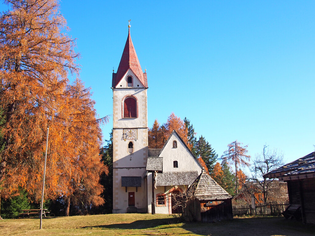 Das Kirchlein von St. Helena am Mariolberg oberhalb von St. Pankraz. Foto: Oswald Stimpfl
