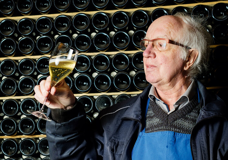 Das perlt: Sekt wird weder geschüttelt noch gerührt. Sonst habe man eine müde Suppe im Glas, warnt Josef Reiterer. Foto: Ludwig Thalheimer