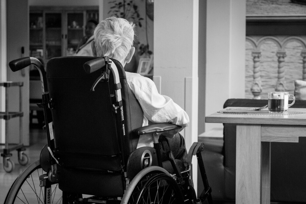 Pflegende Angehörige leisten enorm wichtige Arbeit: Ohne sie würde das Pflegesystem wohl kollabieren. Foto: Annabel Podevyn/Unsplash