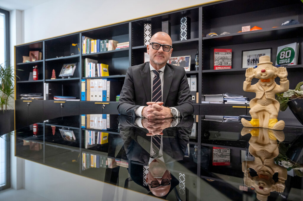 Hat die Rechten in die Stadtregierung geholt und muss sich seither immer wieder von ihnen distanzieren: der Bozner Bürgermeister Claudio Corrarati. Jetzt wollen die Faschisten aufmarschieren. Foto: Othmar Seehauser