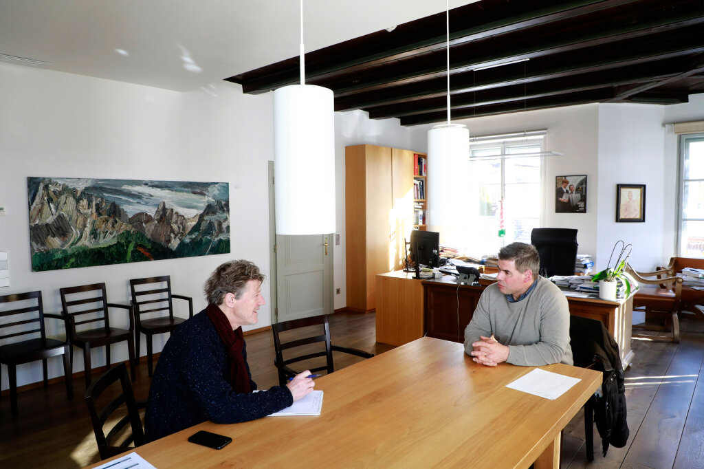 Zeigt Sexten die Zukunft des Tourismus in Südtirol? Markus Larcher hat in Sexten recherchiert und für die Titelgeschichte auch mit Bürgermeister Thomas Summerer (rechts) gesprochen. Ab Seite 24. Foto: Alexander Alber