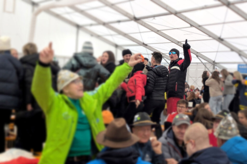 Die Anreise nach Antholz zum Biathlon bei den Olympischen Spielen war schwierig, es herrschte Hochbetrieb, auf den Straßen, im Stadion und im Festzelt. Karl Hinterwaldner war dabei. Ab Seite 36. Foto: Alexander Alber