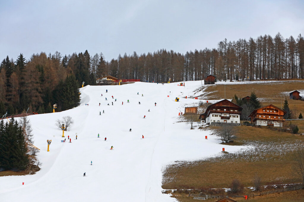 Landwirtschaft und Skitourismus prägen diese Jahreszeit im Hochpustertal: Bis Ende Jänner war man in Sexten noch auf Kunstschnee angewiesen (im Bild die Piste Helm-Sexten). Foto: Alexander Alber