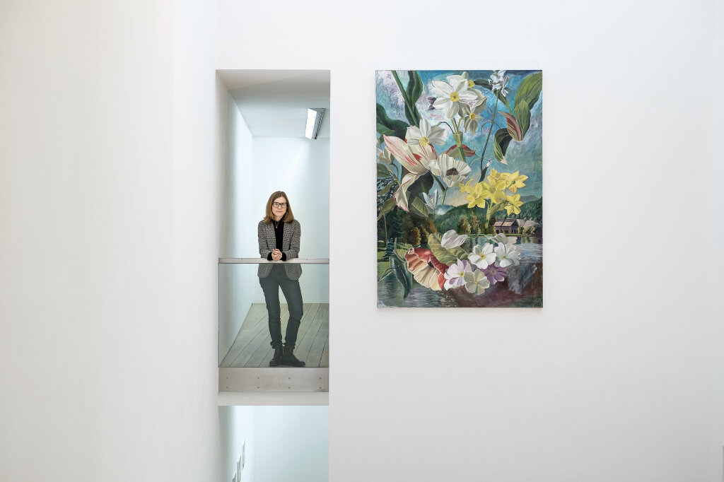 Christiane Rekade in ihrer ersten Ausstellung für „Kunst Meran“ (mit einem Bild von Amelie von Wulffen): „Hinweis auf das, was möglich ist“. Foto: Ludwig Thalheimer