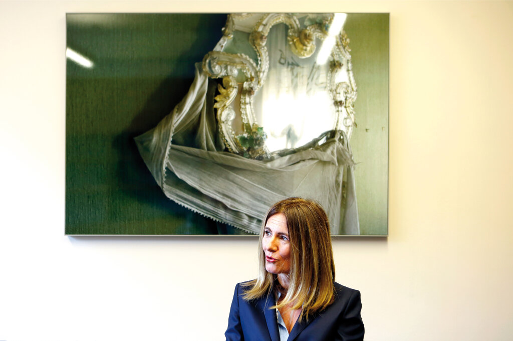 „Die Tatsache, dass ich nicht Sohn bin, hat mir vieles leichter gemacht“: Renate König in ihrer Kanzlei in Meran. Foto: Alexander Alber