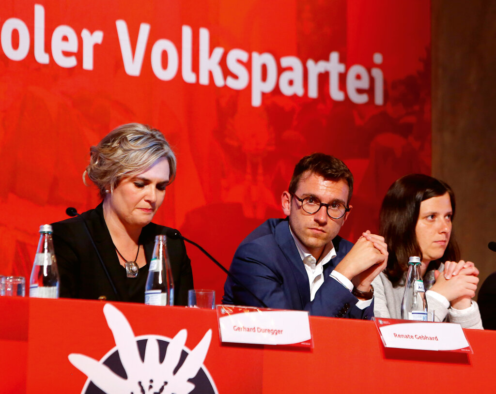 Der neue SVP-Landessekretär könnte in der Sammelpartei auch das politische Gleichgewicht verschieben: Stefan Premstaller (hier im Bild zwischen Renate Gebhard und Marion Januth). Foto: Alexander Alber