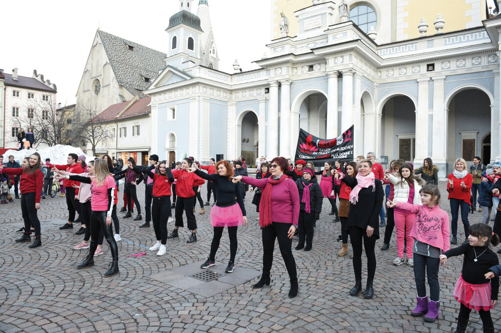 Am Domplatz in Brixen tanzen am Valentinstag etwa 30 Frauen und Männer in pinkem und rotem Outfit – sie wollen ein Zeichen setzen gegen Gewalt an Frauen. Foto: FF-Media
