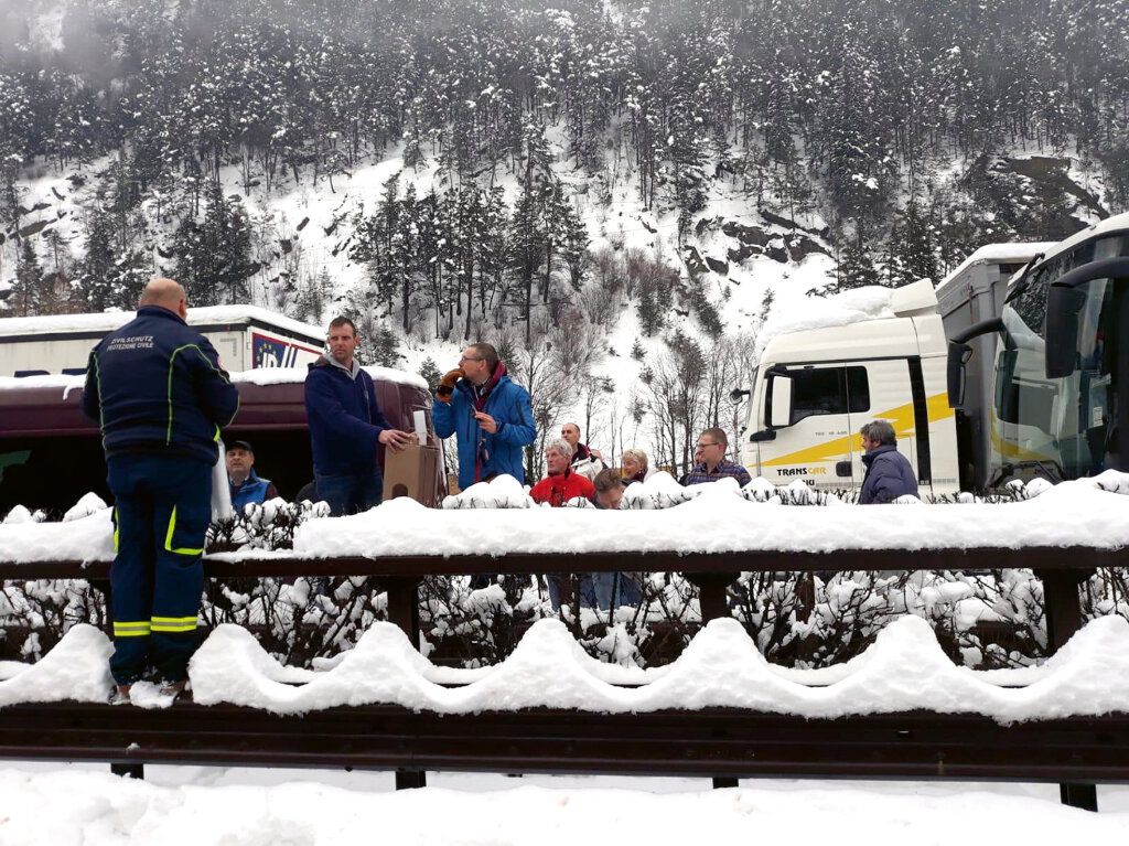 Als es endlich hell wurde, kam die Feuerwehr: Verpflegung eingeschlossener Verkehrsteilnehmer auf der Brennerautobahn am 2. Februar 2019. Foto: Freiwillige Feuerwehren