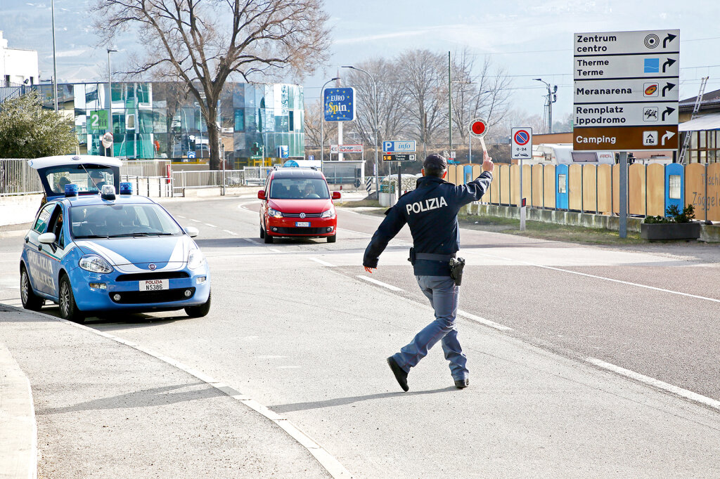 Premiere in der Geschichte Südtirols: Um die Ausbreitung der Covid-Variante zu verhindern, sind weite Teile des Burggrafenamtes zum Sperrgebiet erklärt worden. Foto: Alexander Alber