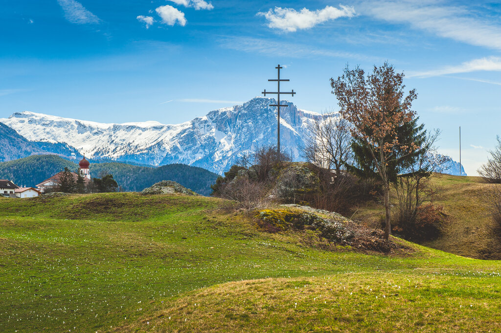 Am Wasserbühel von Lajen mit dem Schlern im Hintergrund. Foto: Raetia