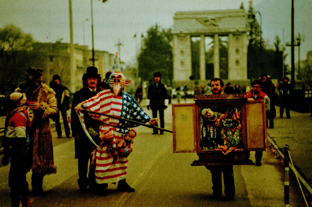 „Kunst in Alltag“, dekretierte Franz Pichler und mischte sich ein: Hier mit Gasmaske bei einer Demo für die Umwelt auf der Talferbrücke in Bozen – neben ihm Gregor Prugger, Egon Moroder „Rusina“, in die US-Flagge gehüllt, und Jakob de Chirico. Foto: Fotograf unbekannt