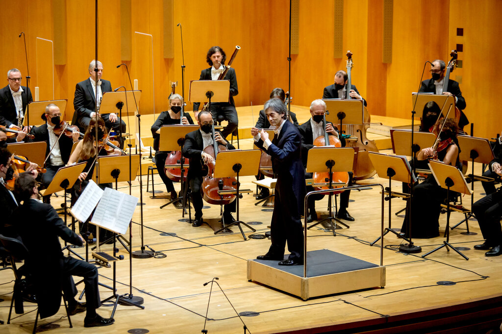 Der berühmte Dirigent Kent Nagano mit dem Haydn-Orchester: Ganz im Dienst der Musik und der Musiker. Foto: Haydn-Orchester