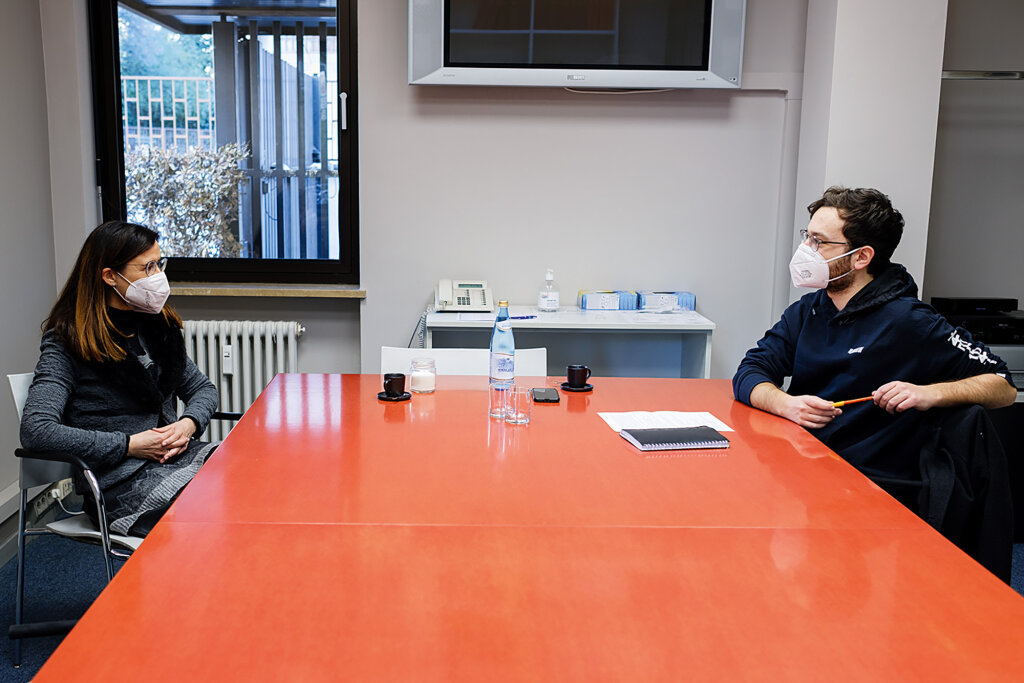 Esther Mitterstieler ist journalistisch sehr erfahren, sie hat unter anderem für die Wirtschaftszeitung Il Sole 24 Ore gearbeitet, die österreichische Tageszeitung Der Standard, den Nachrichtensender N-TV, das österreichische Wirtschaftsblatt, das Magazin News. Jetzt ist sie Tiroler ORF-Chefin. Für diese ff hat sich Matthias Fleischmann mit der 53-Jährigen getroffen und sie porträtiert. Foto: Ludwig Thalheimer