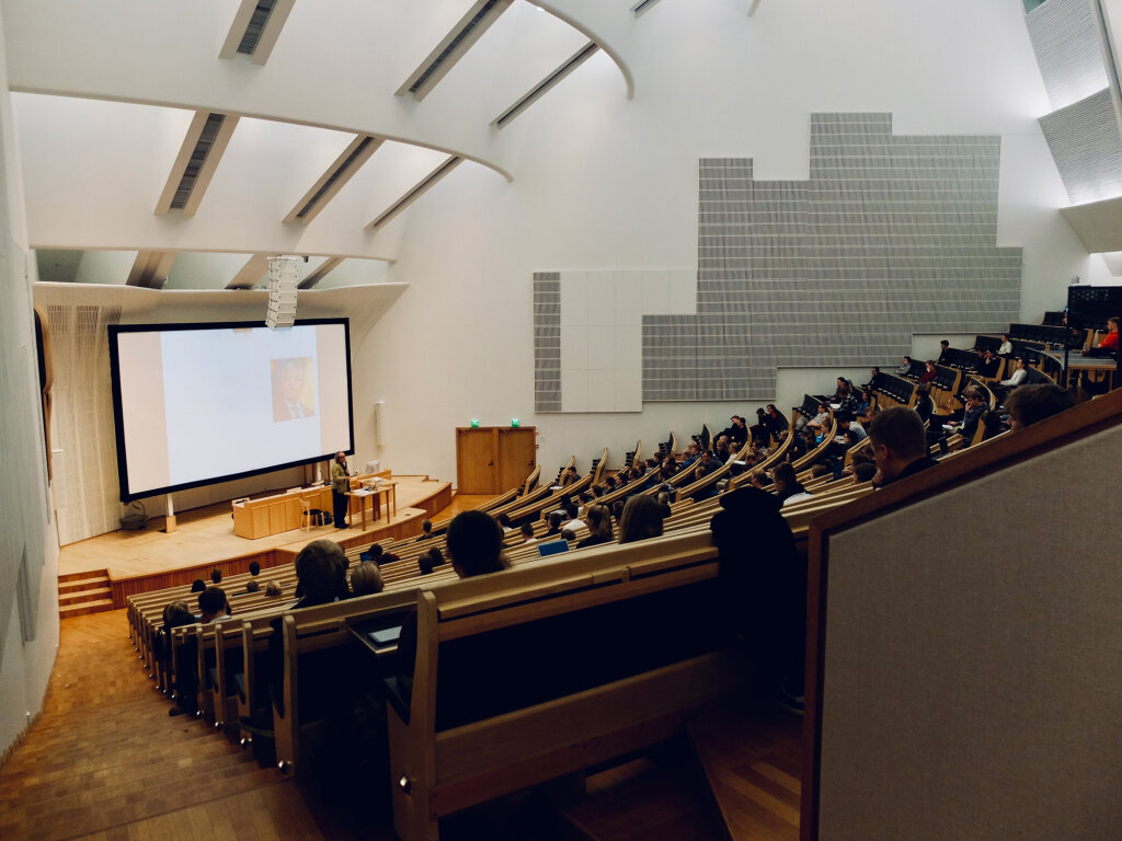 Umgeben von jungen Studenten im Hörsaal. Für einen Neuanfang im Studium ist es nie zu spät. Foto: Dom Fou
