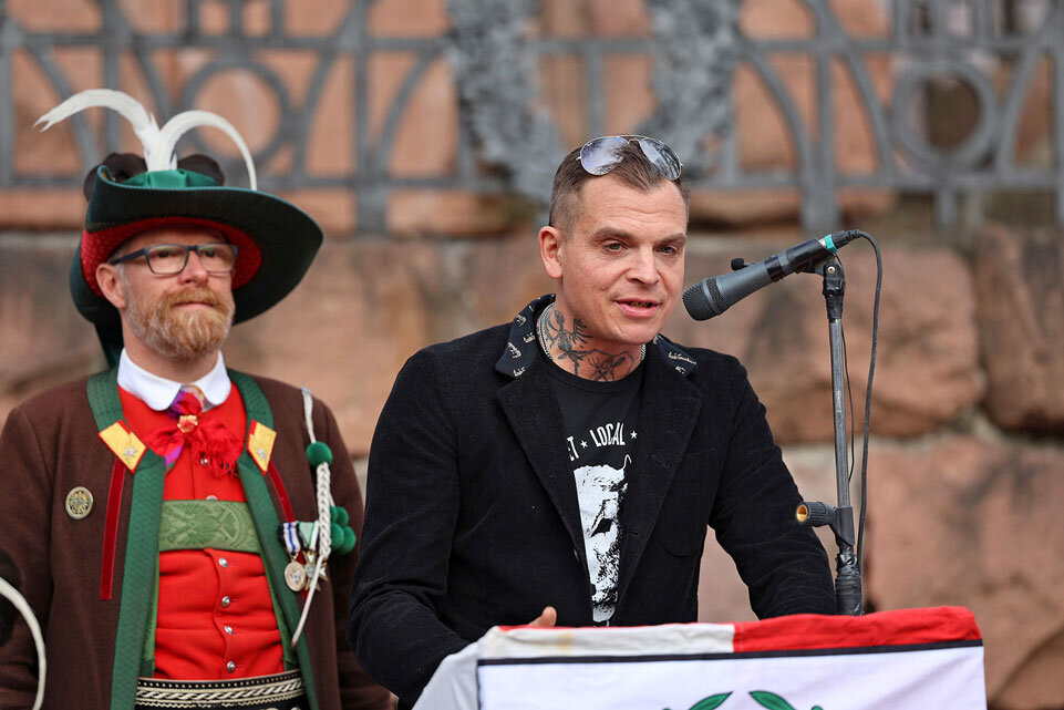 „Nur wer sich seiner selbst sicher ist, ist bereit, offen auf Neues zuzugehen“ – Auch das zähle zum Erbe Andreas Hofers, sagte Philipp Burger (rechts) in Meran. Landesschützenkommandant Roland Seppi (links) war „sehr zufrieden“ mit der Gedenkfeier. Foto: Richard Andergassen