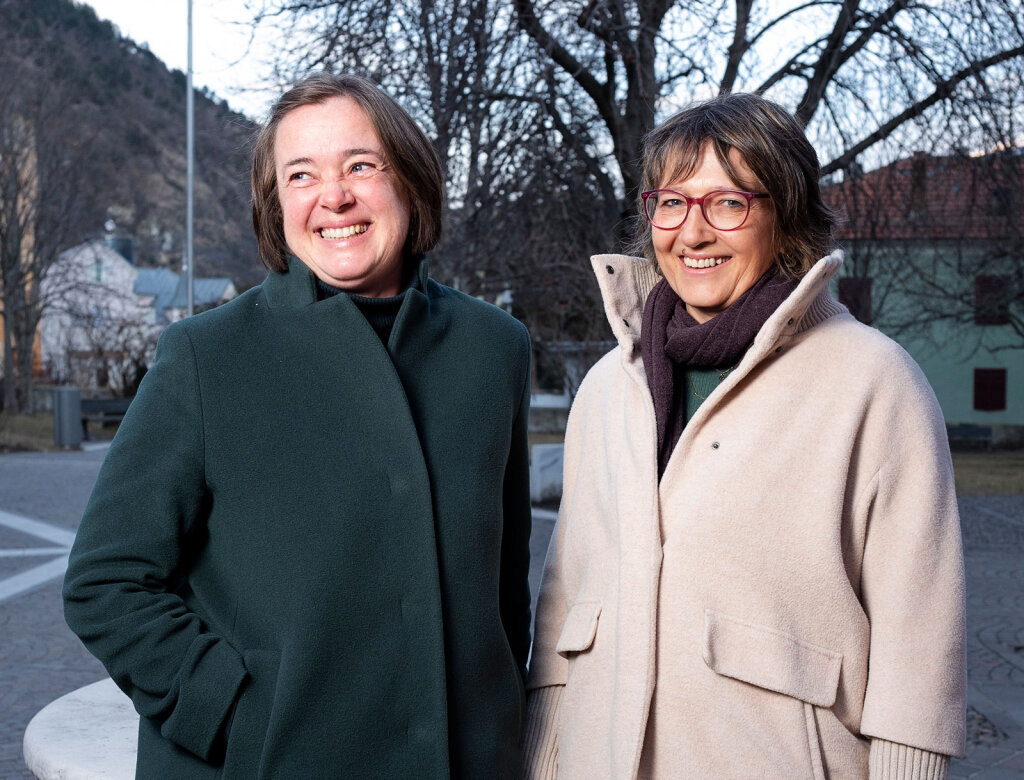 Kunhilde von Marsoner (rechts) und Christine Kaaserer: Sie sind Konkurrentinnen, beide wollen Bürgermeisterin von Schlanders werden. Gleichzeitig setzen sie auf Teamarbeit, führen einen „Wahlkampf mit Stil“, wie sie betonen. Foto: Ludwig Thalheimer