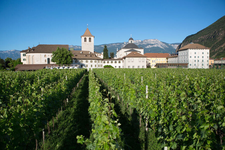 Muri-Gries bei Bozen. Ein alter Klosterspruch besagt: „Wer Wein trinkt, betet; wer Wein säuft, sündigt.“ Foto: Archiv