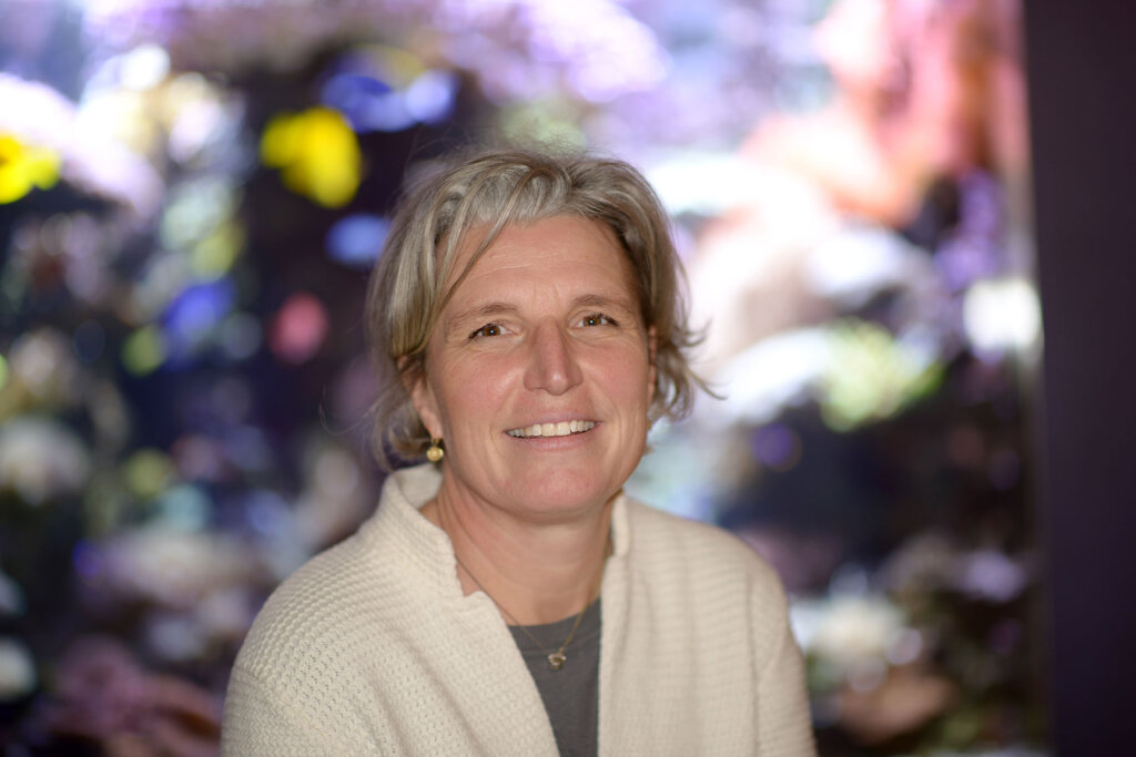 Petra Mair und Margit Schweigkofler (im Bild) haben gemeinsam die neue Sonderausstellung „Funga“ im Naturmuseum kuratiert. Foto: Naturmuseum