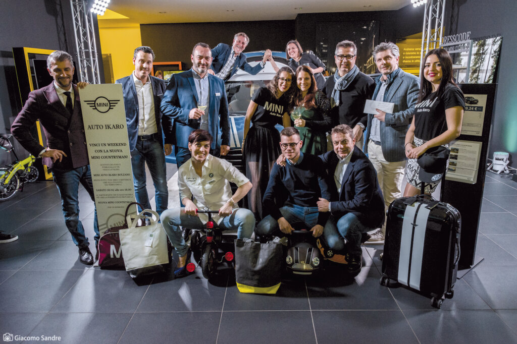 Das Team Mini Auto Ikaro präsentierte stolz den neuen Mini Countryman. Foto: Giacomo Sandre