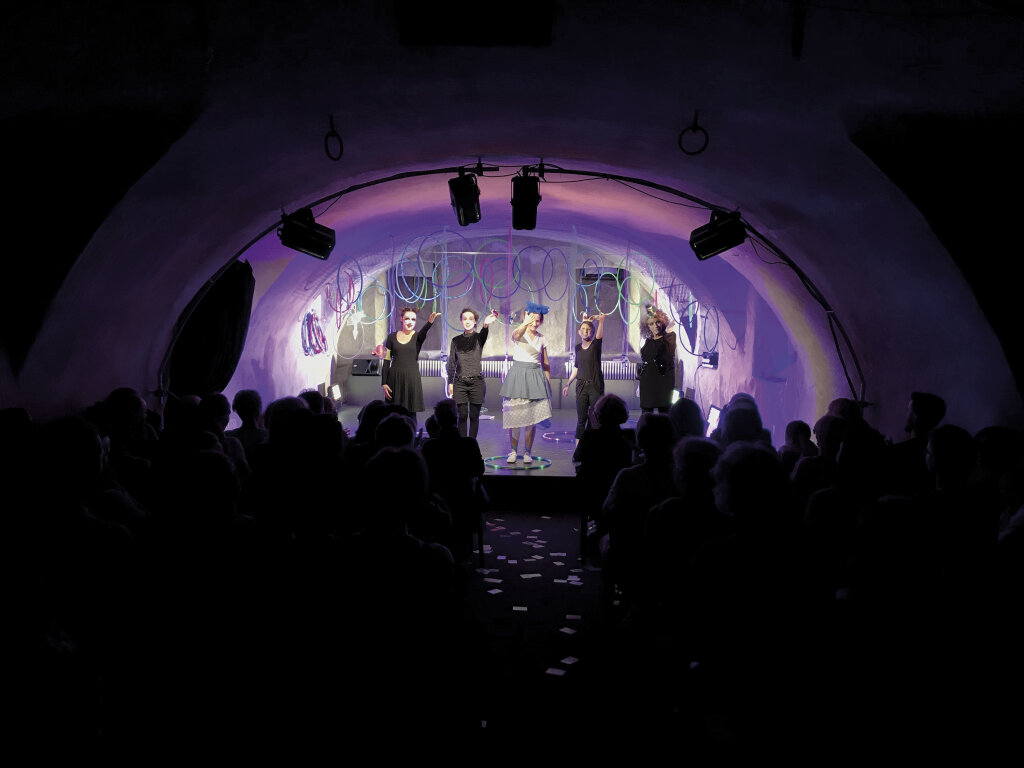 Komisch-verrückte Welt im Keller: Andrea Rabensteiner, Miriam Kaser, Hanna Gfader, Josefine Obermarzoner, Patrizia Solaro. Foto: Rotierendes Theater