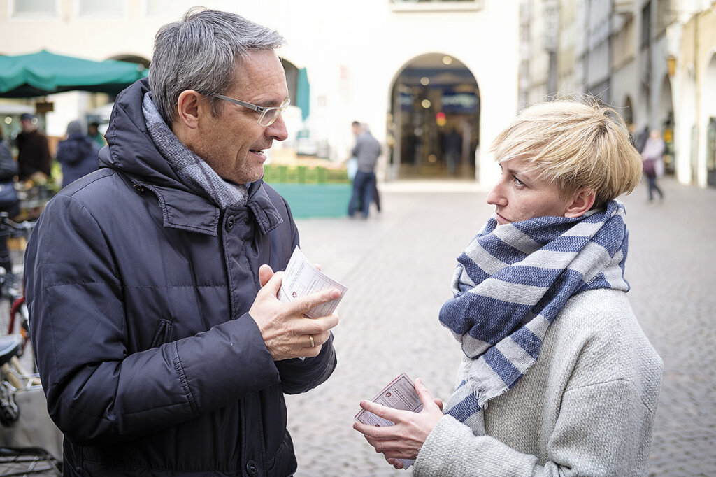 Ab nach Rom: Alexandra Aschbacher und der SVP-Senatskandidat Dieter Steger, der sagt, er wahlkämpfe gerne. „Dieses Mal“, sagt er, „wählt man als Gruppe. Es ist nicht so sehr ein Einzelwahlkampf wie bei den Landtagswahlen.“ (ab Seite 22) Foto: Ludwig Thalheimer