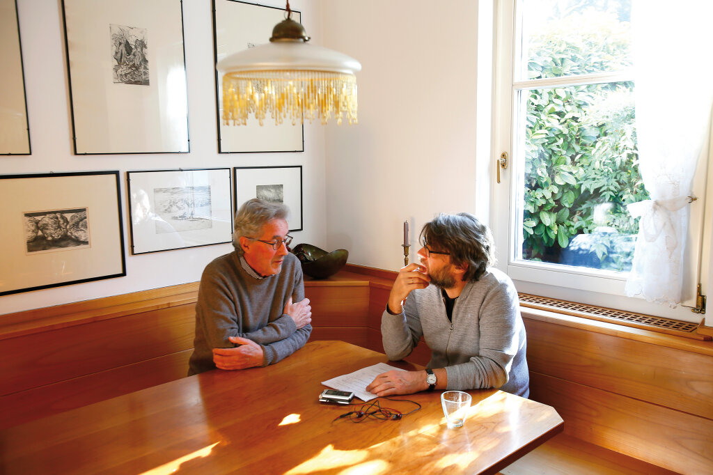 Georg Mair daheim bei ff-Mitbegründer Gottfried Solderer. Der 70-Jährige hat die Medienvielfalt im Land mitgeprägt. Foto: Alexander Alber