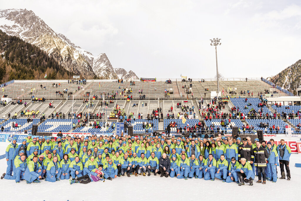 Danke an das OK-Team und die Freiwilligen: Landeshauptmann Arno Kompatscher hat nach der Abschlussfeier alle zum Gruppenfoto gebeten. Foto: LPA