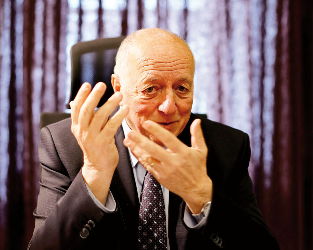 Guido Bocher verbrachte 30 Jahre seines Lebens im Toblacher Rathaus: „Mitten unter den Leuten sein.“ Foto: Alexander Alber